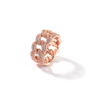 Makroaufnahme von roségoldenem Cuban-Link-Ring mit funkelnden Zirkonia-Kristallen