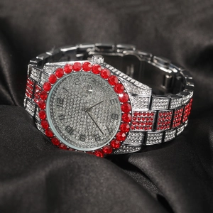 Montre à quartz luxe argentée avec cristaux blancs et lunette de rubis rouges