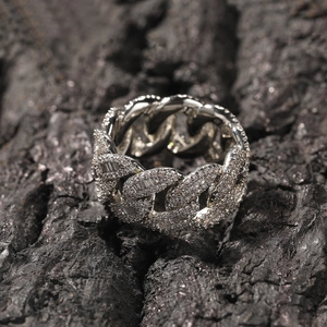 Detailaufnahme des iced-out Cuban Link Rings mit quadratischen Steinen und Versilberung