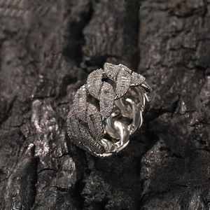 Hip Hop Cuban Link Ring mit Baguette und runden Zirkonia auf Holzkohle Hintergrund