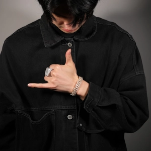 Nahaufnahme von Hip-Hop-Silberring und Gold-Panzerarmband an einem männlichen Model