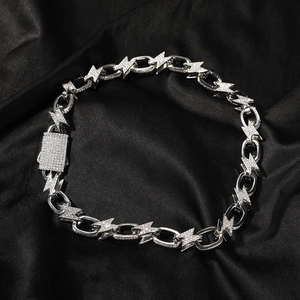Dettaglio della collana a saetta argento con zirconi scintillanti su seta nera