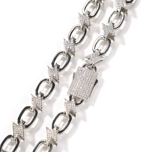 Collana hip hop con saetta in argento e maglie con pavé di zirconi luccicanti