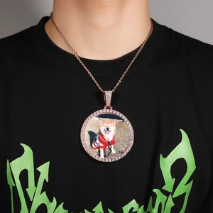 Detail van de vergulde halsketting met een gepersonaliseerde fotohanger en zirkonia rand