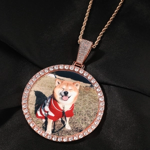 Detail van de roségouden fotohanger ketting met fonkelende zirkonia op zwarte zijde