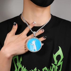 Detailopname van de hiphop fotohanger in zilver met witte zirkonia en tennis ketting