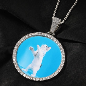 Macro-opname van ronde hiphop hanger met micro-pave zirkonia voor gepersonaliseerde foto's