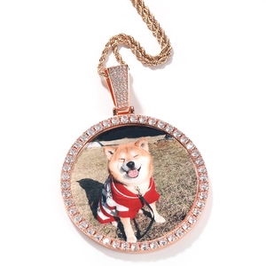 Detail van roségouden fotohanger met zirkonia steentjes en een gedraaide touwketting