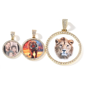 Detail van gepersonaliseerde hiphop fotohangers in goud met glimmende zirkonia steentjes