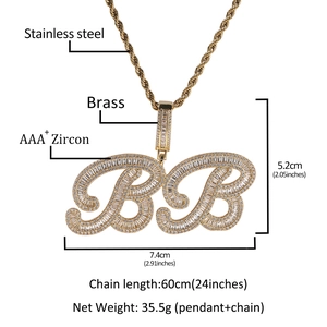 Pendentif lettre BB doré serti de zircons avec chaîne torsadée et guide des tailles