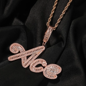 Détail du pendentif Ace en or rose avec zircons cubiques et chaîne maille cordelette