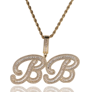 Gros plan du pendentif Hip Hop double B serti de zircons blancs sur une chaîne en cordelette