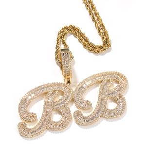 Détails du pendentif hip-hop doré avec lettres BB serties de zircons et chaîne torsadée