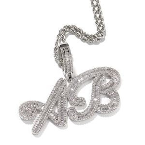Gros plan du pendentif hip-hop avec diamants baguette et chaîne de type corde argentée