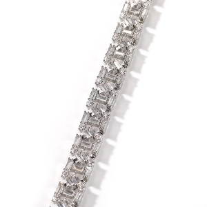 Détail macro du collier géométrique argenté avec pierres de zircone carrées et rondes