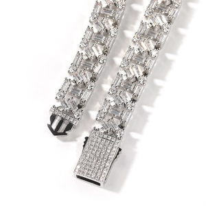 Vue macro du collier géométrique en argent avec strass pavés et fermoir de luxe