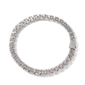 Détail du collier argenté avec pierres de zircone rectangulaires de style Iced Out