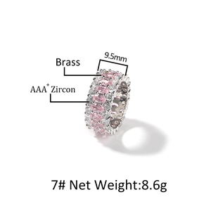 Ring mit rosa ovalem AAA+ Zirkon und drei Reihen glitzernden Steinen in Silberoptik