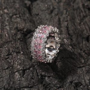 Eleganter Silberring mit rosa Stein und dreireihigen Zirkonia auf schwarzer Kohle