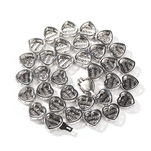 Nahaufnahme einer silberfarbenen Herz-Gliederkette mit Zirkonia-Besatz im Hip-Hop-Design
