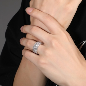 Nahaufnahme des breiten Rings mit mehrreihiger Pavé-Fassung aus funkelnden Zirkoniasteinen