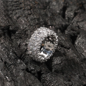 Luxuriöser Ring mit rosa Zirkonia und drei Reihen klarer Kristalle in Silberoptik
