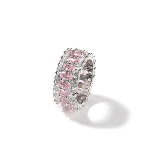 Makro-Detail des dreireihigen Rings mit rosa ovalen Steinen und weißen Zirkonia