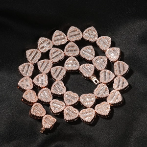 Nahaufnahme der Rosegold-Herz-Halskette mit Zirkonia-Besatz auf schwarzer Seide