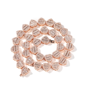 Roségoldene Herz-Halskette mit Zirkonia-Besatz in spiralförmiger Anordnung