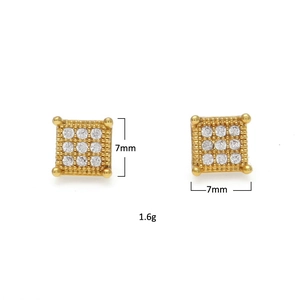 Detailansicht quadratischer goldener Ohrstecker mit 3x3 Matrix aus klaren Kristallen