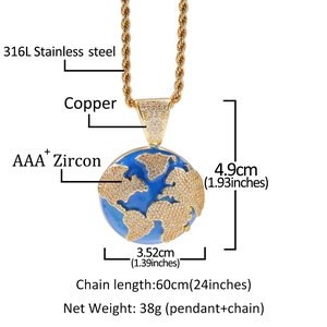 Detail van wereldkaart hanger met gouden continenten, AAA+ zirkoon en 60cm ketting