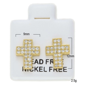 Makroaufnahme von 12 mm goldenen Kreuzohrsteckern mit funkelnden weißen Zirkonia-Steinen