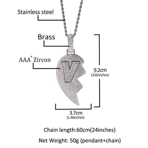 Detail van de gebroken hart hanger met letter V en afmetingen op een witte achtergrond