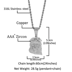 Detail van zilveren Jezus-hoofdhanger met zirkoon en ketting van 316L roestvrij staal