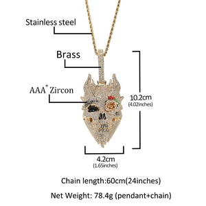 Macro-opname van gouden hiphop schedel hanger met roosdetail en AAA+ zirkoon inleg