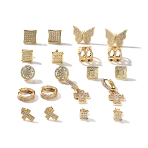 Hip-Hop-Ohrring-Set in Gold mit 10 Paaren glitzernden Zirkonia-Steckern und Creolen