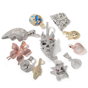 Macro-weergave van iced out hiphop-hangers met schedel-, vlinder- en aardevormen