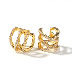 Detailansicht der goldenen Earcuffs mit parallelen Ringen und X-förmigem Kristalldesign