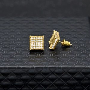 Nahaufnahme quadratischer Gold-Ohrstecker im Hip-Hop-Stil mit Zirkonia-Besatz