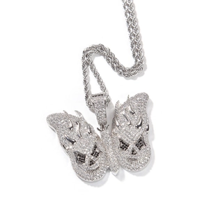 Detail van een vlinder schedel hanger ketting met zilveren touwketting en witte zirkoon