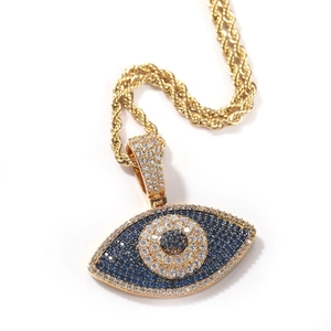 Gros plan du pendentif œil porte-bonheur en zircons bleus avec chaîne torsadée dorée