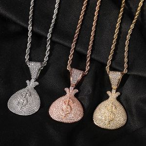 Detail van hiphop geldzak hangers in goud, zilver en roségoud bezet met schitterende kristallen