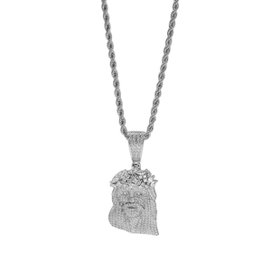 Detailopname van een verzilverde Jezus-hanger met schitterende witte zirkonia en dikke ketting