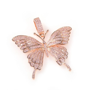 Detail van de roségouden vlinderhanger met roze zirkonia steentjes ingelegd