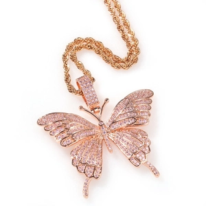 Detail van de roségouden vlinder hanger met roze zirkonia en gedraaide touwketting