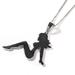 Detailansicht eines kreativen Anhängers mit weiblicher Silhouette und schwarzer Emaille