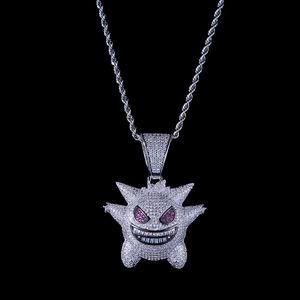 Detail van de hiphop Gengar hanger ketting met witte en paarse zirkonia steentjes