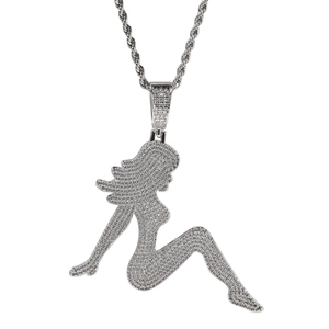 Detailaufnahme des Hip-Hop-Anhängers mit Frauen-Silhouette, Zirkonia und Kordelkette