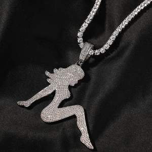 Detail der Hip-Hop-Silhouette-Halskette mit Kristallen auf einer Tennis-Halskette