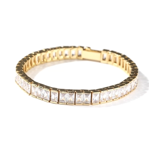 Vue détaillée des pierres de zircon rectangulaires sur le bracelet de tennis doré brillant